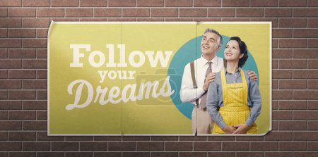 Téléchargez les photos : Affiche publicitaire vintage inspirante avec un couple marié traditionnel détournant les yeux : suivez vos rêves - en image libre de droit