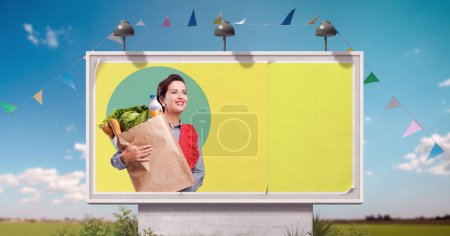 Foto de Anuncio de compras de comestibles de estilo vintage en cartelera con ama de casa feliz sosteniendo una bolsa llena de comestibles - Imagen libre de derechos