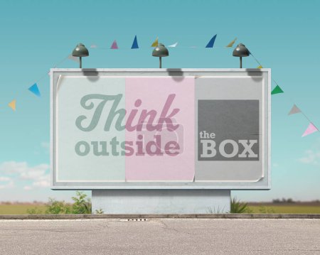 Foto de Anuncio inspirador y motivacional en la cartelera de estilo vintage grande: piense fuera de la caja - Imagen libre de derechos