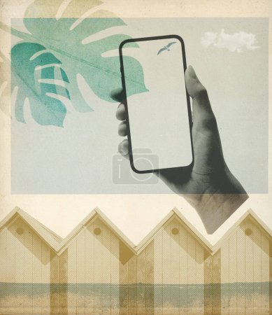 Téléchargez les photos : Affiche de collage vintage vacances d'été : main tenant un smartphone et des cabanes de plage - en image libre de droit
