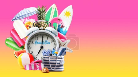 Foto de Reloj despertador rodeado de muchos accesorios de playa coloridos, verano y concepto de vacaciones - Imagen libre de derechos
