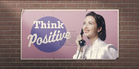 Téléchargez les photos : Pensez publicité inspirante vintage positive avec femme heureuse - en image libre de droit