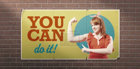 Foto de Usted puede hacerlo cita inspiradora en cartel de estilo vintage con mujer confiada mostrando su bíceps - Imagen libre de derechos