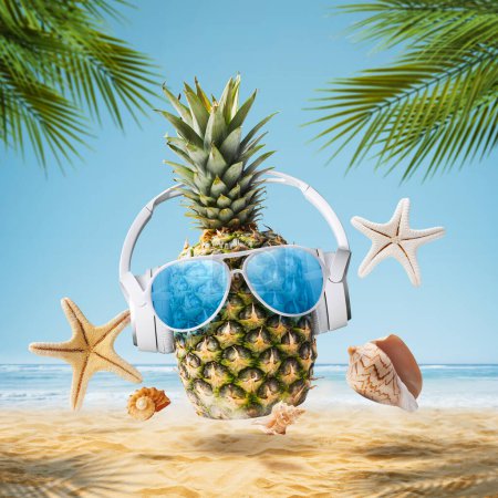 Téléchargez les photos : Cool ananas portant des écouteurs et faire la fête à la plage tropicale, vacances d'été et concept de musique - en image libre de droit
