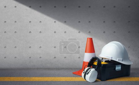 Téléchargez les photos : Outils et équipements de sécurité pour travailleurs de la construction : boîte à outils, casque, cache-oreilles et cône de circulation - en image libre de droit