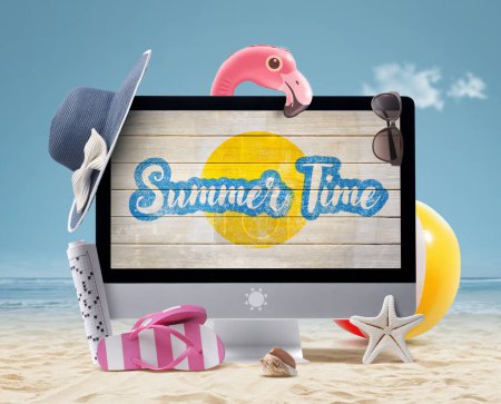 Téléchargez les photos : Ordinateur avec écran vierge et accessoires de plage colorés, concept vacances d'été - en image libre de droit