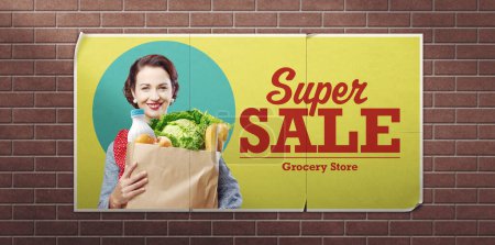 Téléchargez les photos : Affiche publicitaire d'épicerie de style vintage avec une femme au foyer heureuse tenant un sac d'épicerie complet - en image libre de droit