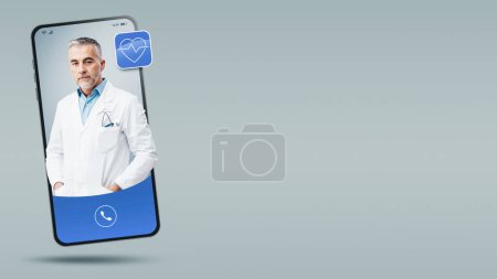 Téléchargez les photos : Vidéo du médecin en ligne sur l'écran du smartphone, service médical professionnel en ligne et télésanté - en image libre de droit