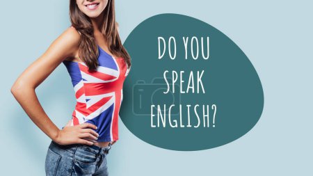 Téléchargez les photos : Jeune femme apprenant l'anglais et portant un réservoir haut drapeau du Royaume-Uni, espace de copie - en image libre de droit