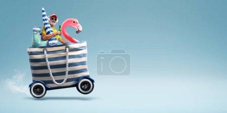 Foto de Hombre mayor feliz montando una bolsa rápida con ruedas e ir a la playa, vacaciones de verano en el concepto de playa, espacio de copia - Imagen libre de derechos