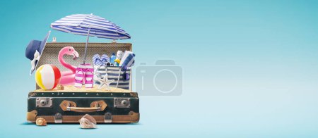 Foto de Playa de vacaciones de verano con accesorios dentro de una maleta vintage - Imagen libre de derechos
