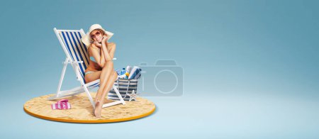 Foto de Mujer atractiva sentada en una tumbona en la playa y tomando el sol, concepto de vacaciones de verano, espacio para copiar - Imagen libre de derechos