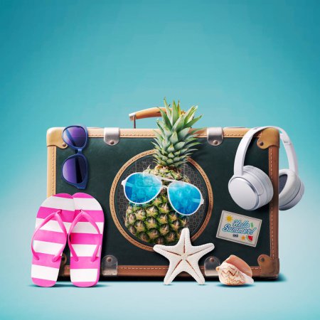Téléchargez les photos : Ananas drôle sortant d'une valise vintage et accessoires de plage, concept vacances d'été - en image libre de droit
