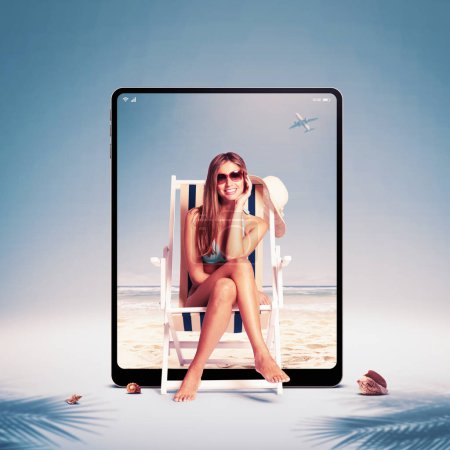 Foto de Mujer relajada con un traje de baño bikini y tomar el sol, la playa está en una pantalla de tableta, concepto de vacaciones virtuales - Imagen libre de derechos