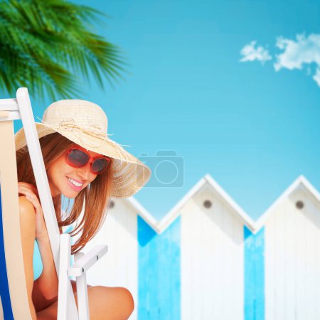 Téléchargez les photos : Belle femme heureuse assise sur un transat sur la plage et bronzage, vacances d'été et concept de loisirs, espace de copie - en image libre de droit
