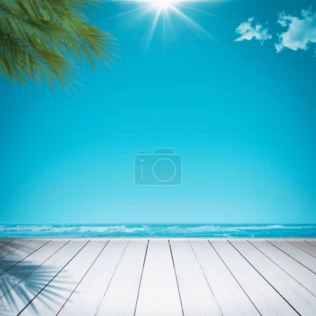 Foto de Hermosa playa tropical con cubierta de madera y palmeras, concepto de vacaciones de verano - Imagen libre de derechos