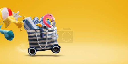 Téléchargez les photos : Flamant rose gonflable et accessoires de plage dans un sac rapide avec roues, vacances d'été au concept de plage, espace de copie - en image libre de droit