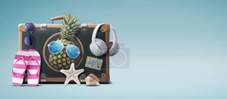 Foto de Piña divertida que sale de una maleta vintage y accesorios de playa, concepto de vacaciones de verano - Imagen libre de derechos