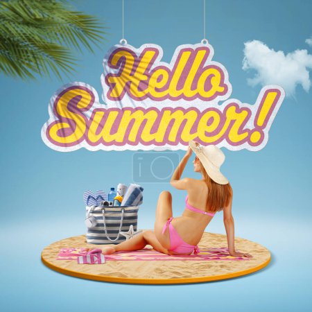 Téléchargez les photos : Touriste couché sur une plage tropicale et Hello Summer signe pendaison, vacances d'été concept - en image libre de droit