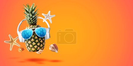 Foto de Alegre piña divertida con auriculares y gafas de sol, concepto de fiesta en la playa - Imagen libre de derechos