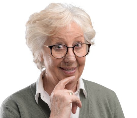 Téléchargez les photos : Femme âgée souriante penser avec la main sur le menton, concept opportunité et solutions - en image libre de droit
