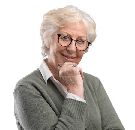 Foto de Encantadora señora mayor posando con la mano en la barbilla sobre fondo gris - Imagen libre de derechos