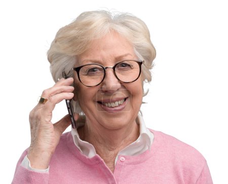 Téléchargez les photos : Moderne heureuse dame âgée ayant un appel téléphonique sur son smartphone et souriant, personnes âgées et concept de communication - en image libre de droit