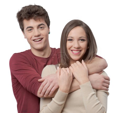 Téléchargez les photos : Heureux jeune couple aimant étreignant et souriant à la caméra - en image libre de droit
