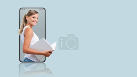 Téléchargez les photos : Étudiante heureuse sur un écran de smartphone, un e-learning et un concept de cours en ligne - en image libre de droit