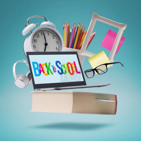 Téléchargez les photos : Concept de retour à l'école : ordinateur portable et fournitures scolaires variées - en image libre de droit