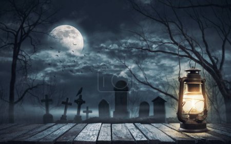 Cimetière effrayant avec des tombes anciennes et une vieille lanterne allumée au premier plan