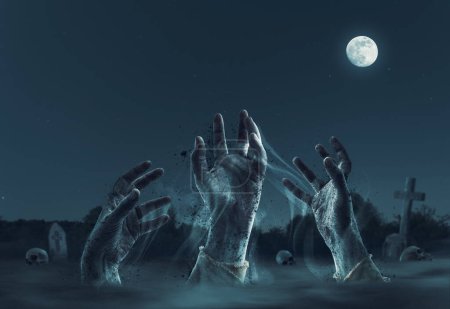 Foto de Zombies espeluznantes surgiendo de sus tumbas en el cementerio, horror y concepto de Halloween - Imagen libre de derechos