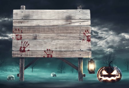 Téléchargez les photos : Vieux panneau en bois avec des empreintes de mains sanglantes et des citrouilles d'Halloween effrayantes, espace de copie vierge - en image libre de droit