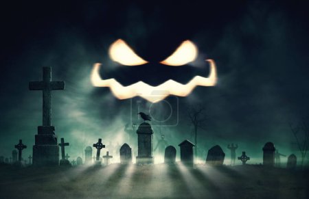 Téléchargez les photos : Cimetière effrayant avec des zombies la nuit et Jack-o '-lanterne visage effrayant dans le ciel, Halloween et fond d'horreur - en image libre de droit