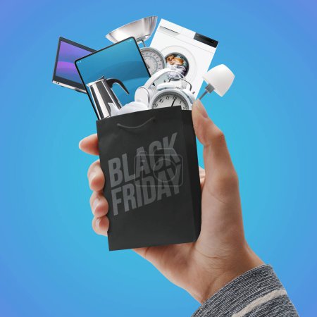 Téléchargez les photos : Client tenant un petit sac plein d'offres Black Friday - en image libre de droit
