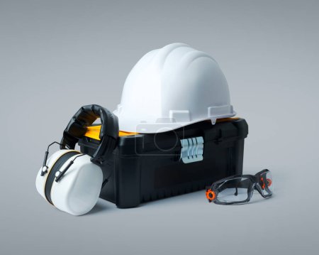 Foto de Herramientas para trabajadores de la construcción y equipo de seguridad: caja de herramientas, casco, orejeras y gafas - Imagen libre de derechos