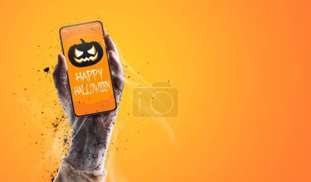Foto de Zombie celebración de un teléfono inteligente con deseos de Halloween, vacaciones y celebraciones concepto - Imagen libre de derechos