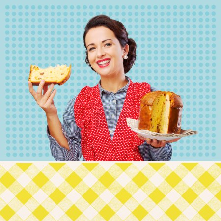 Téléchargez les photos : Vintage femme dans tablier manger une tranche de panettone, pâtisserie traditionnelle italienne maison - en image libre de droit