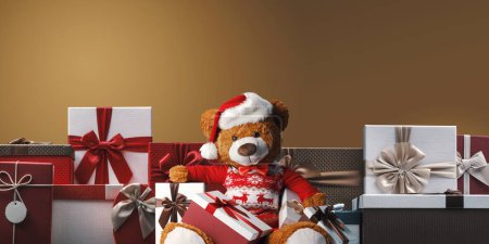 Foto de Lindo oso de peluche y muchos regalos de Navidad, pancarta con espacio para copiar - Imagen libre de derechos