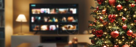 Téléchargez les photos : TV 4K et salon intérieur, sapin de Noël au premier plan, concept vacances et divertissement - en image libre de droit