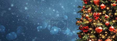 Geschmückter Weihnachtsbaum und Schnee fallen, Banner mit Kopierplatz