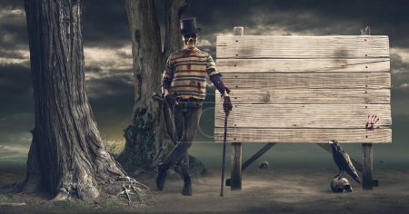 Foto de Horror personaje esqueleto de Halloween con sombrero de copa y letrero de madera viejo con espacio de copia - Imagen libre de derechos