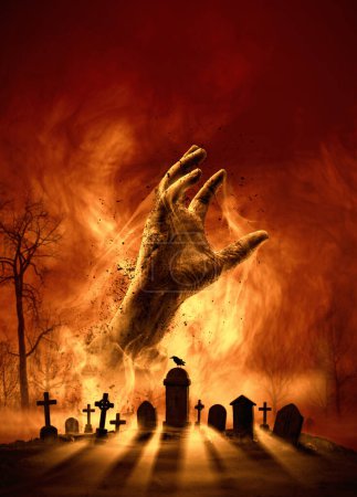 Téléchargez les photos : Main zombie effrayant se levant dans le ciel nocturne et vieux cimetière effrayant, concept d'horreur et d'Halloween - en image libre de droit