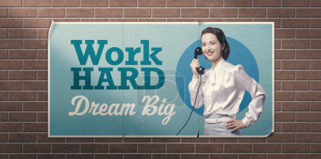 Téléchargez les photos : Travailler dur rêve grande annonce inspirante, design d'affiche vintage avec secrétaire de style rétro souriant - en image libre de droit