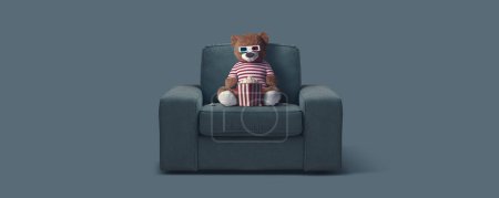 Téléchargez les photos : Ours en peluche assis sur le canapé et regarder des films 3D à la maison - en image libre de droit