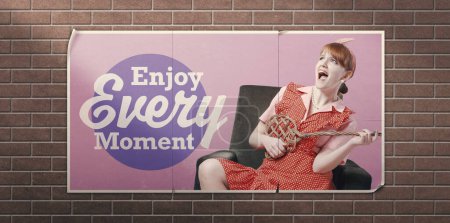 Téléchargez les photos : Publicité vintage avec femme au foyer drôle et citation inspirante : profiter de chaque instant - en image libre de droit