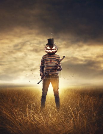 Téléchargez les photos : Effrayant personnage d'Halloween horreur avec tête de citrouille debout dans les champs - en image libre de droit