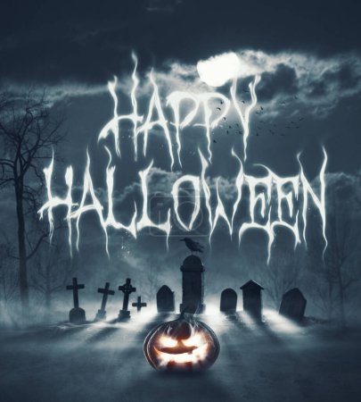 Téléchargez les photos : Joyeux vœux d'Halloween avec citrouille rayonnante et cimetière effrayant - en image libre de droit
