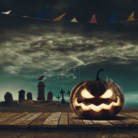 Téléchargez les photos : Funny Halloween citrouille sur une terrasse en bois et cimetière effrayant en arrière-plan - en image libre de droit