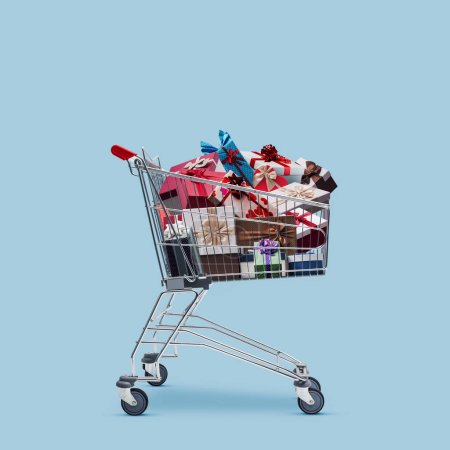 Téléchargez les photos : Panier de supermarché plein de cadeaux et d'espace de copie, concept de magasinage de Noël - en image libre de droit